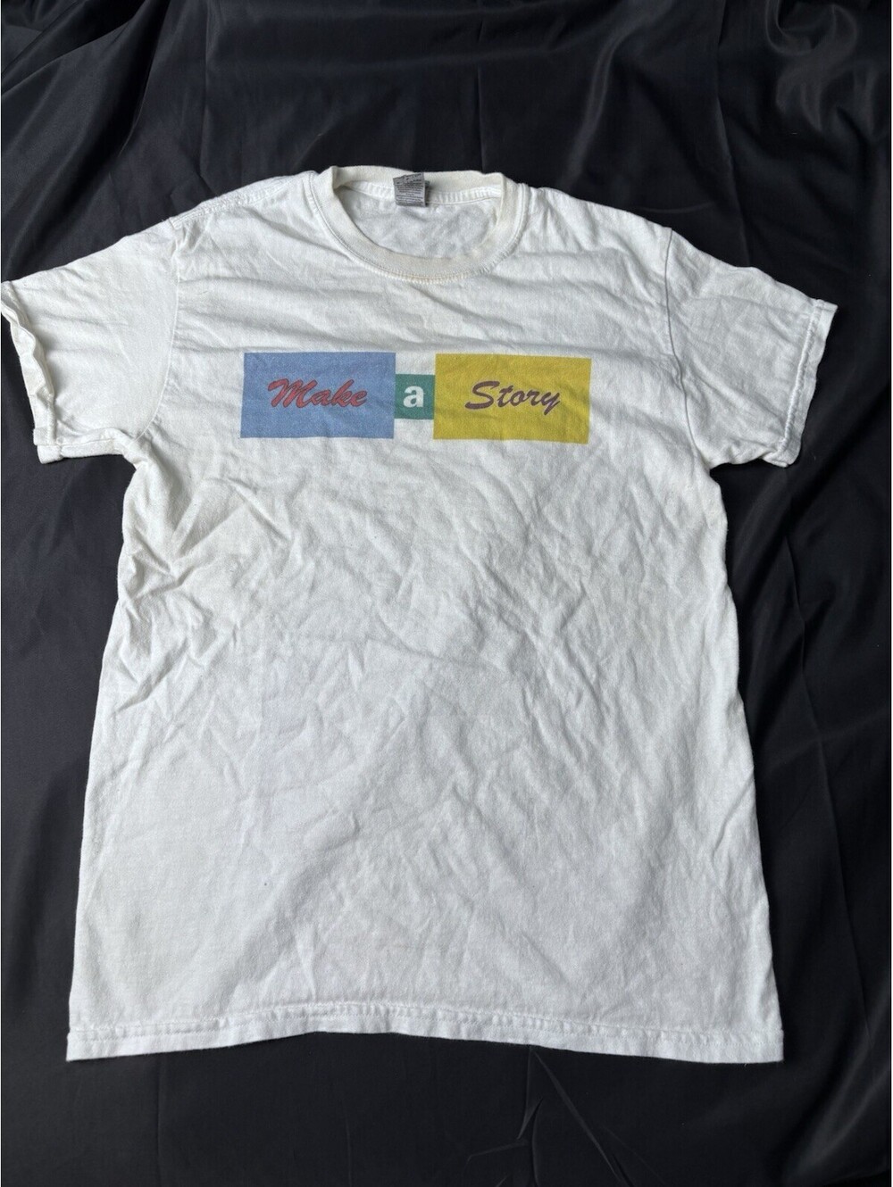 Gildan White 'Make a Story' Graphic T-Shirt Size Small